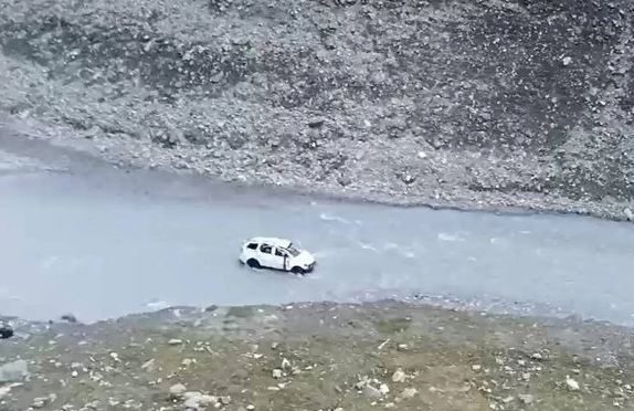Two killed, 3 others injured after their vehicle plungs into river in Drass