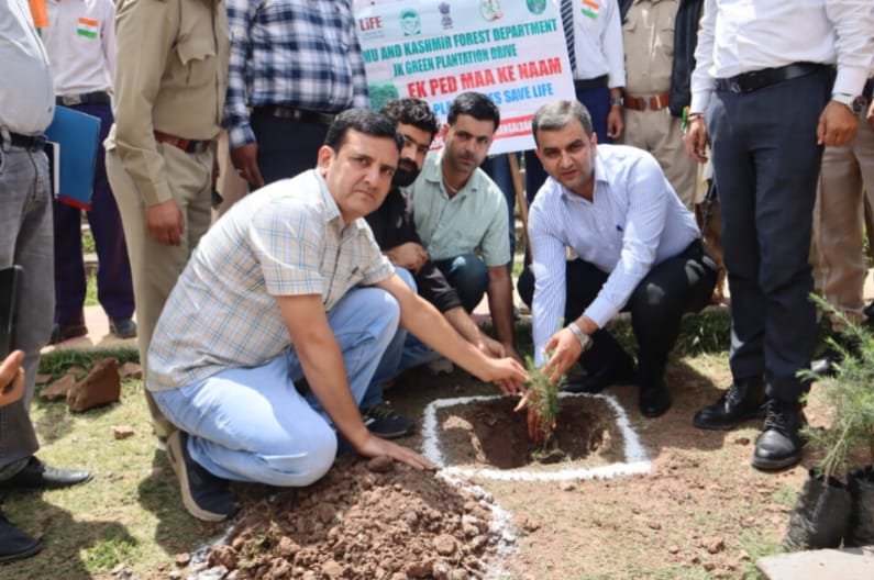 DC Ramban leads Har Ghar Tiranga celebrations, public outreach programme in Gool