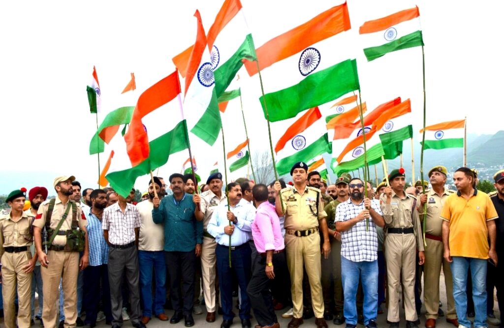 Five-kilometre human chain glows in Tricolours under Har Ghar Tiranga campaign 2025 in Poonch