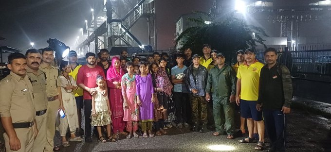 Uttarakhand SDRF rescues a group of 22 lost persons from Rishikesh