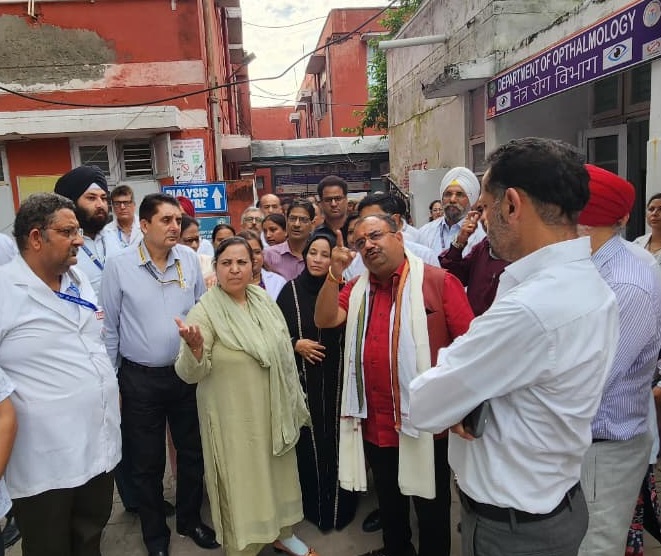 Sakeena Itoo visits Govt. Hospital Gandhinagar Jammu, assesses medical care facilities