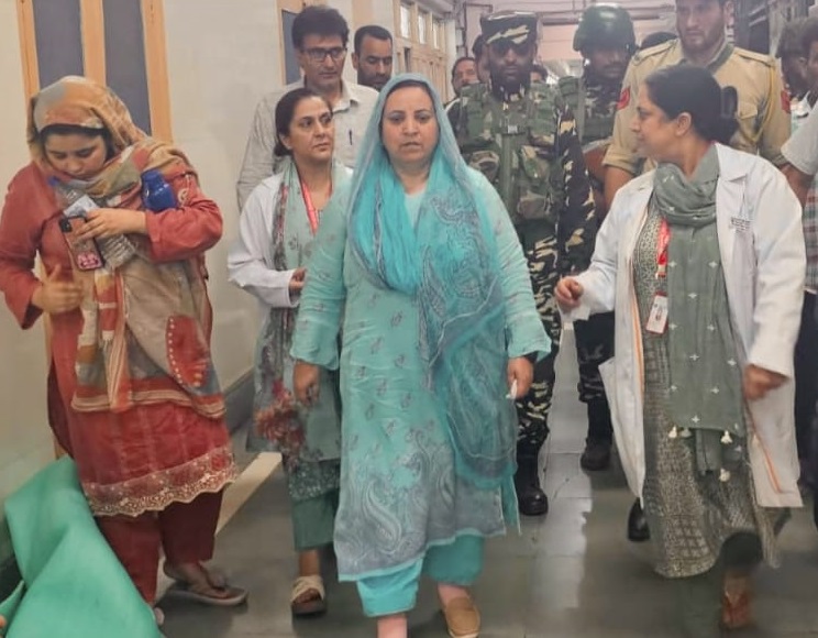 Sakeena Itoo visits SMHS Hospital Srinagar, enquires about health of injured student