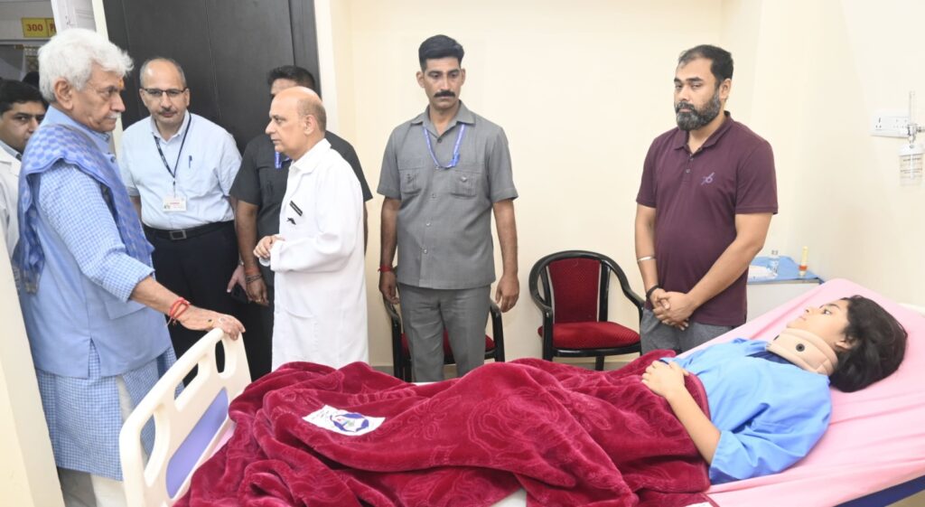 Lieutenant Governor visits GMC Jammu, enquires about the health of family members of Late Shri Rajinder Singh