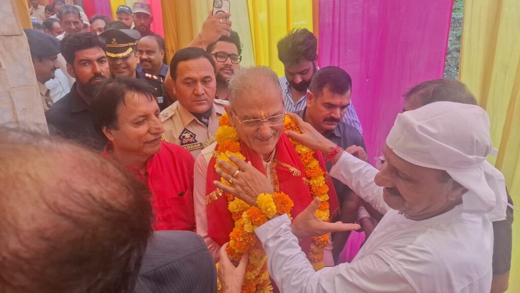 LG Kavinder Gupta pays obeisance at temple in Samba