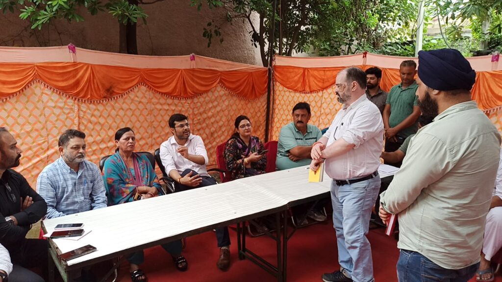 JMC Commissioner Reviews Ward-Level Street Light Repair Camps in Jammu