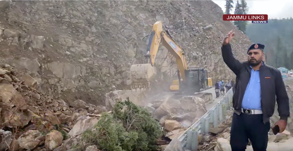 Heavy landslide shuts Mughal Road for traffic