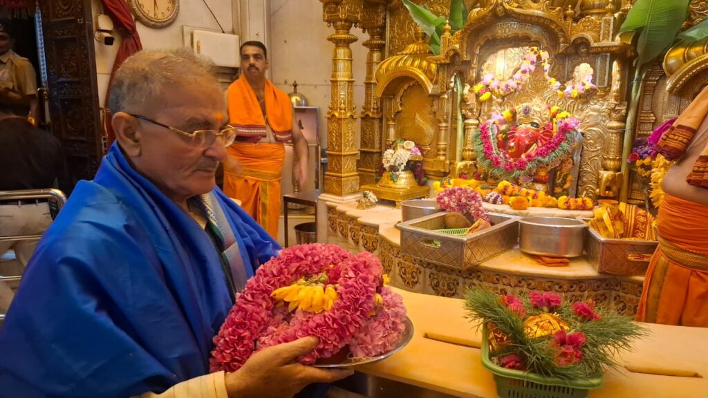 LG Kavinder Gupta Pays Obeisance at Siddhivinayak Temple in Mumbai