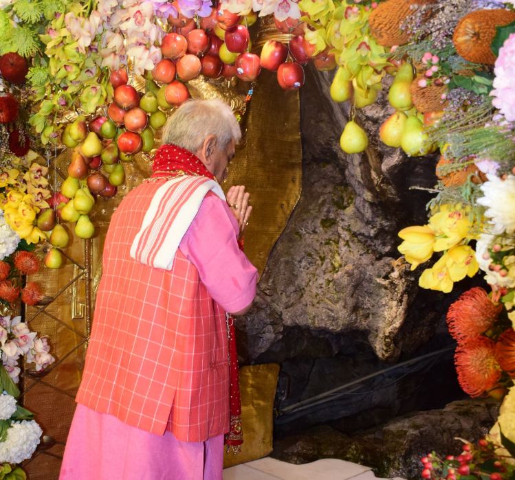 LG Manoj Sinha pays obeisance at Mata Vaishno Devi temple in Reasi