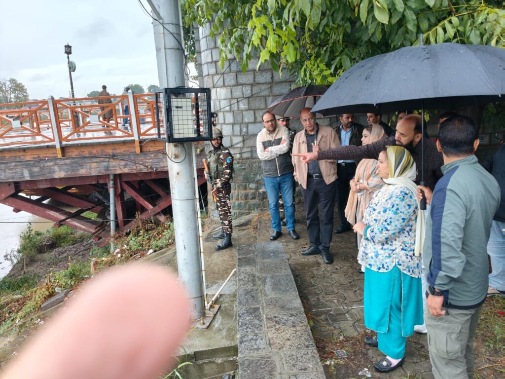 Health Minister, Advisor to CM visit Irrigation and Flood Control Room Ram Munshi Bagh; review prevailing flood situation