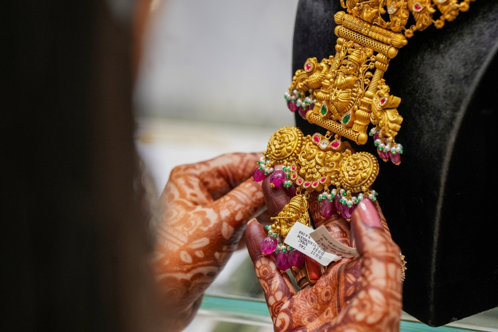 Gold surges Rs 5,080 to hit a fresh peak of Rs 1.12 lakh/10 g in Delhi