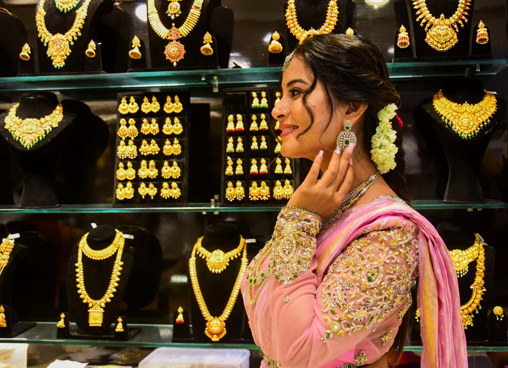 Gold slips below Rs 1.09 lakh/10 g on profit booking, US-India trade deal hopes