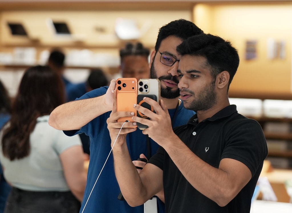 iPhone 17 sale draws early morning rush in Bengaluru