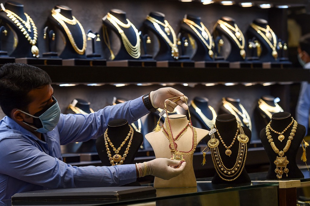Gold futures jump Rs 466 to Rs 1,05,251/10 g