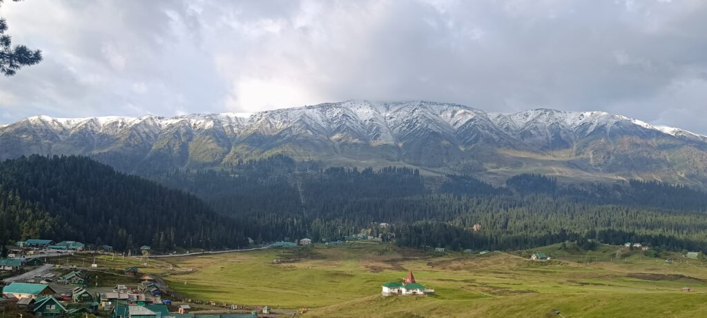 Gulmarg Receives Season’s First Snowfall