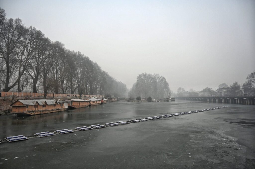 Srinagar Shivers as Mercury Drops to -2.1°C, Coldest Night This Winter