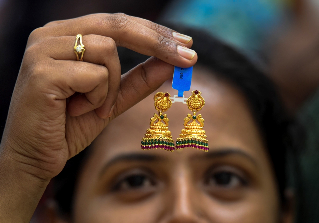 Gold futures decline as investors await US Fed policy easing