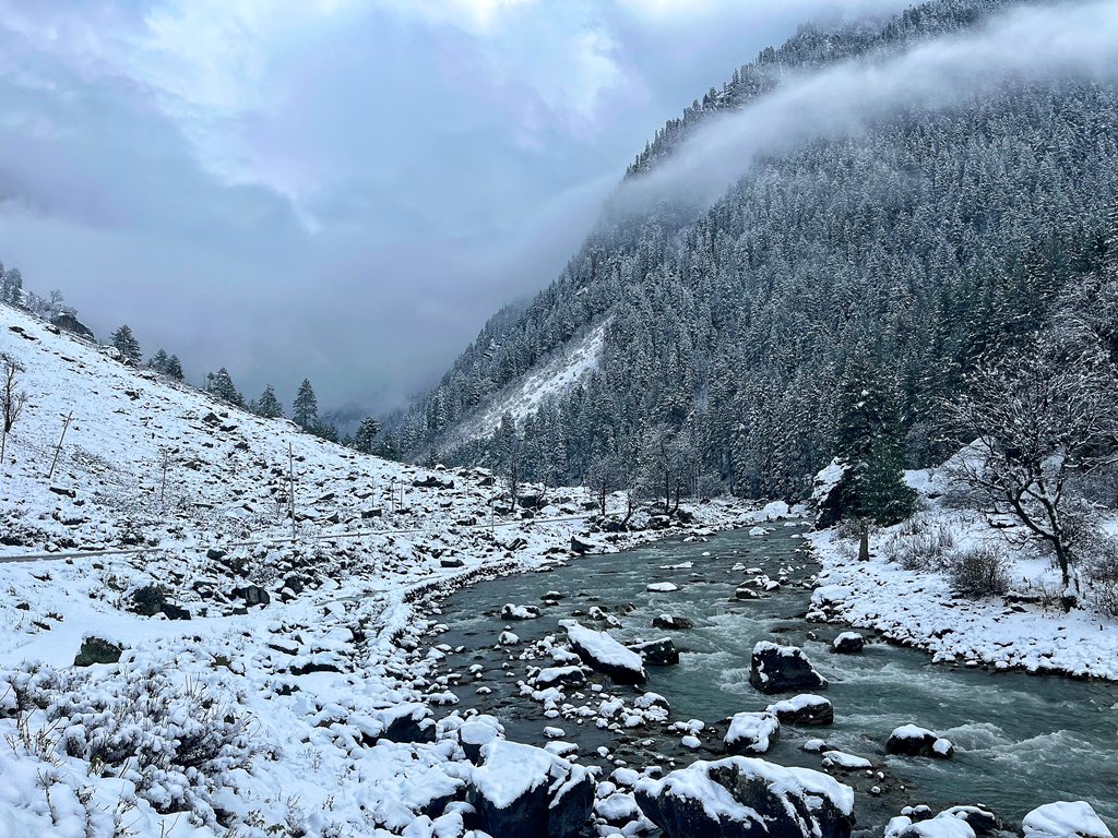 Light Snowfall in High Reaches as Severe Cold Wave Grips Kashmir