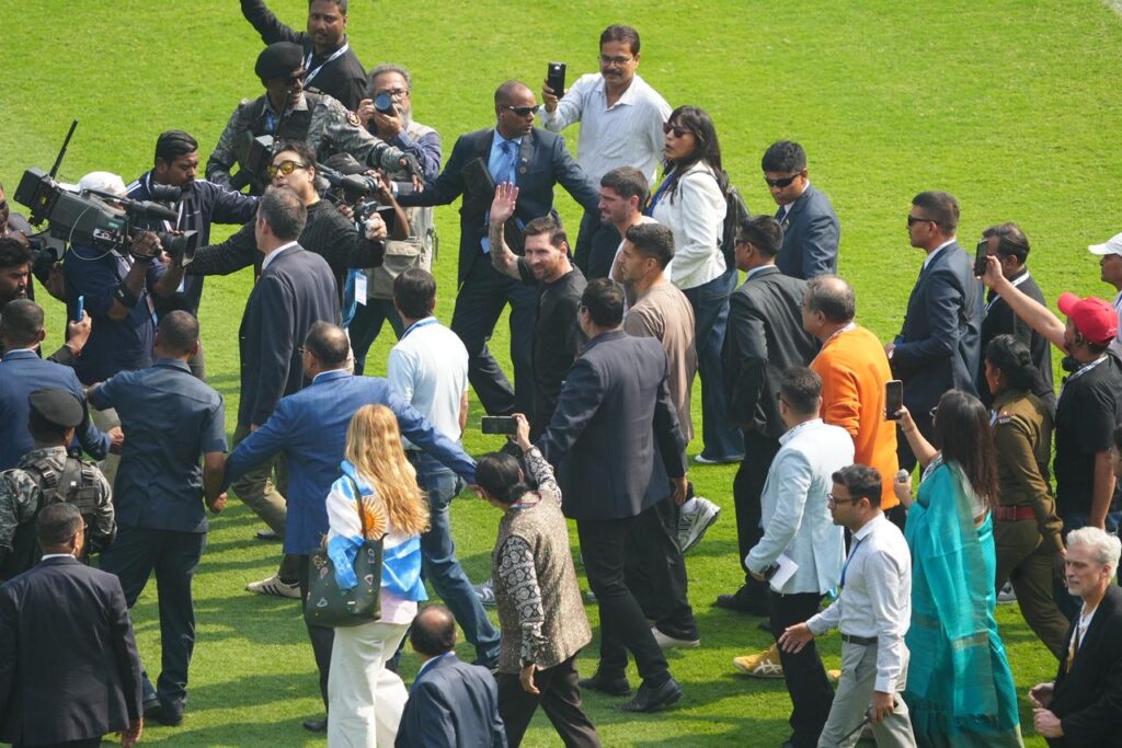 Messi, Suarez, De Paul at Salt Lake Stadium, greeted by thousands of fans