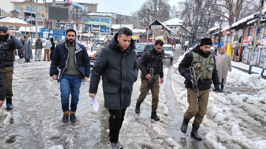 DC Budgam, reviews snow clearance measures in district, visits old Bus Adda, District Hospital