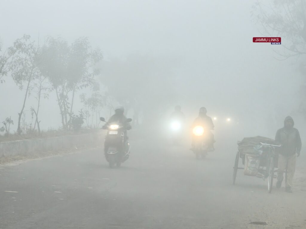 Dry Weather to Prevail in Kashmir for Next Two Days; Light Snow Possible in Higher Reaches on Jan 6, Fog Advisory Issued for Jammu