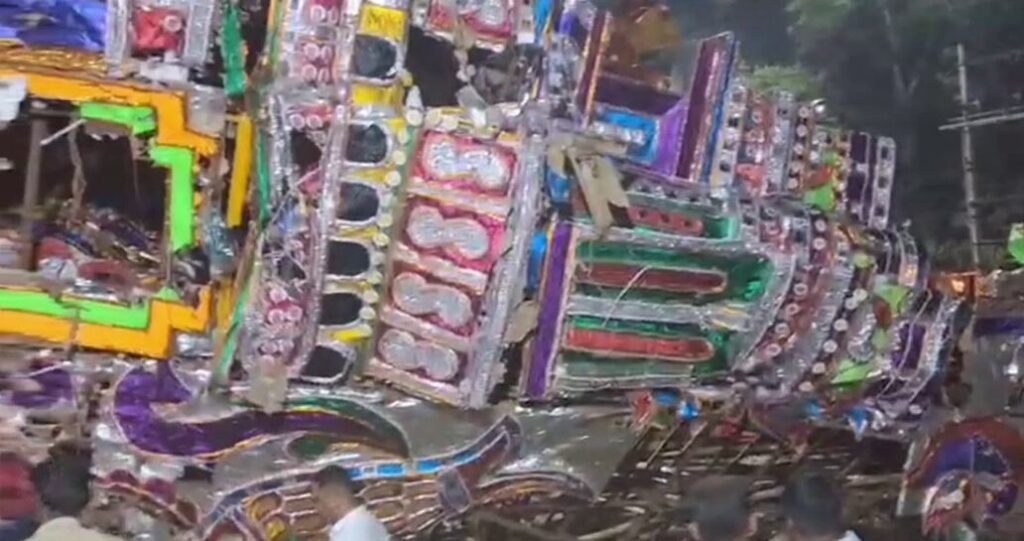 Seven injured after 60-foot temple chariot topples in Tamil Nadu