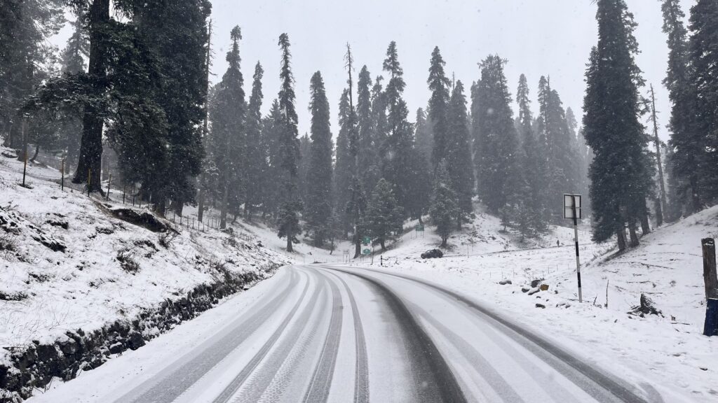 Fresh Snowfall in Higher Reaches of Kashmir, Rain Lashes Plains; Srinagar–Leh Highway Closed