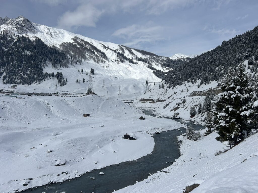 Heavy Snowfall in Kashmir Higher Reaches, Rains Lash Plains; Several Roads Closed