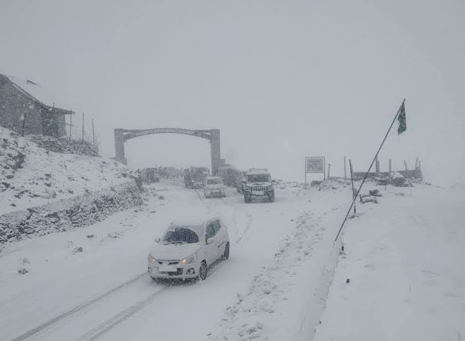 Mughal Road Closed for Traffic After Fresh Snowfall at Peer Ki Gali