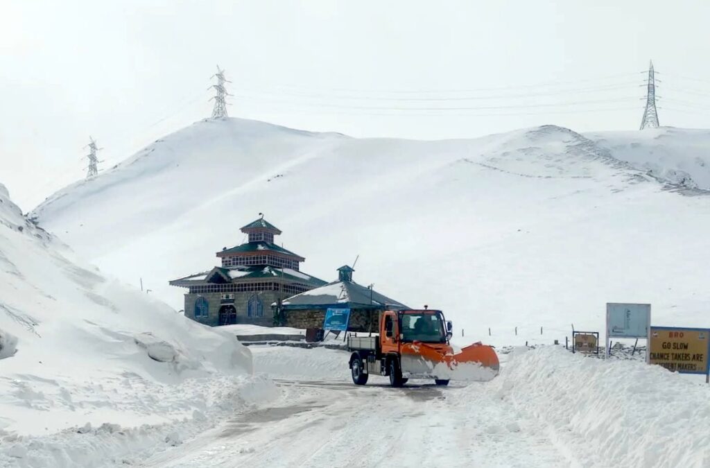 BRO Steps Up Operations as Snowfall Blocks Mughal Road, Other Key Routes