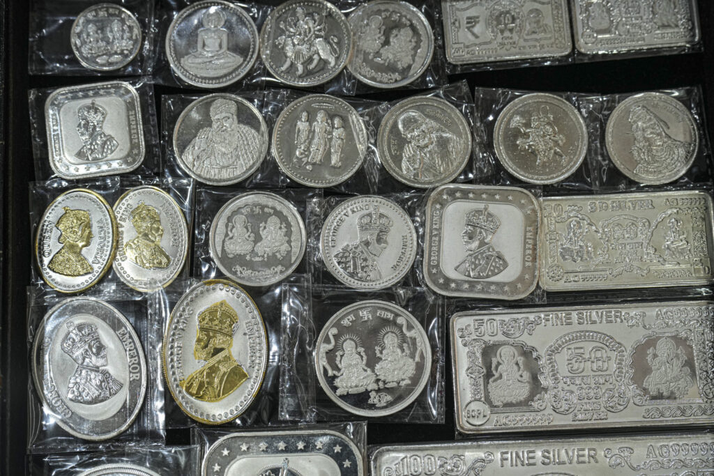 Silver futures slump nearly 6% to Rs 2.74 lakh/kg as global selloff deepens