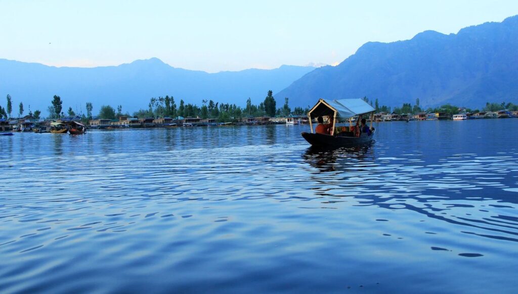 US tourist passes away during stay in Dal Lake houseboat in Kashmir