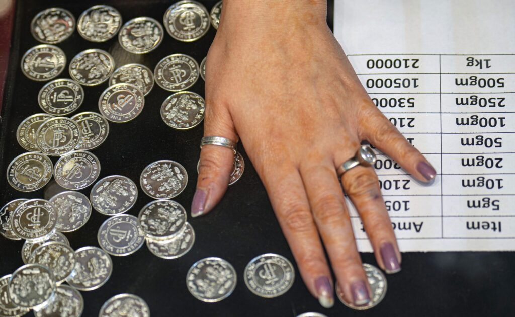 Silver futures rise to Rs 2.70 lakh per kg
