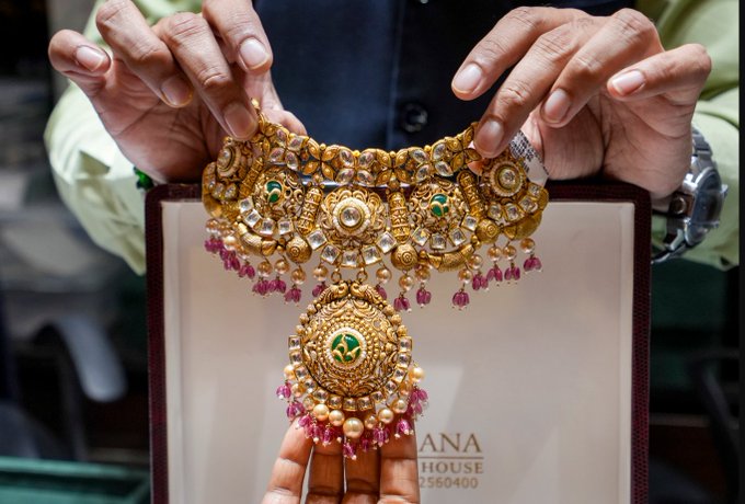 Gold futures drop to Rs 1,58,466/10g