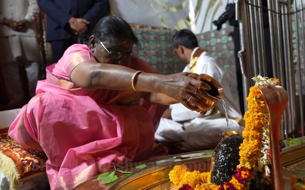 President Droupadi Murmu offers prayers at Omkareshwar, Mamleshwar temples