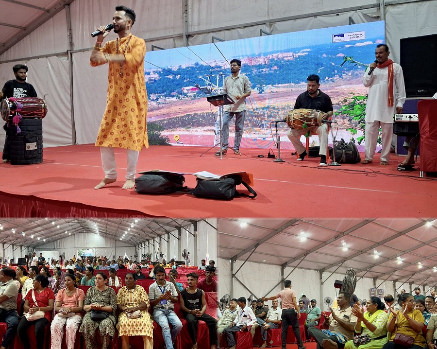 DIPR Kathua organises Bhajan Sandhya at Lakhanpur Yatri Facilitation Centre