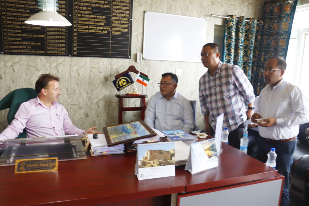 LCMA shares Dal Lake restoration, weed management expertise with LDA Manipur