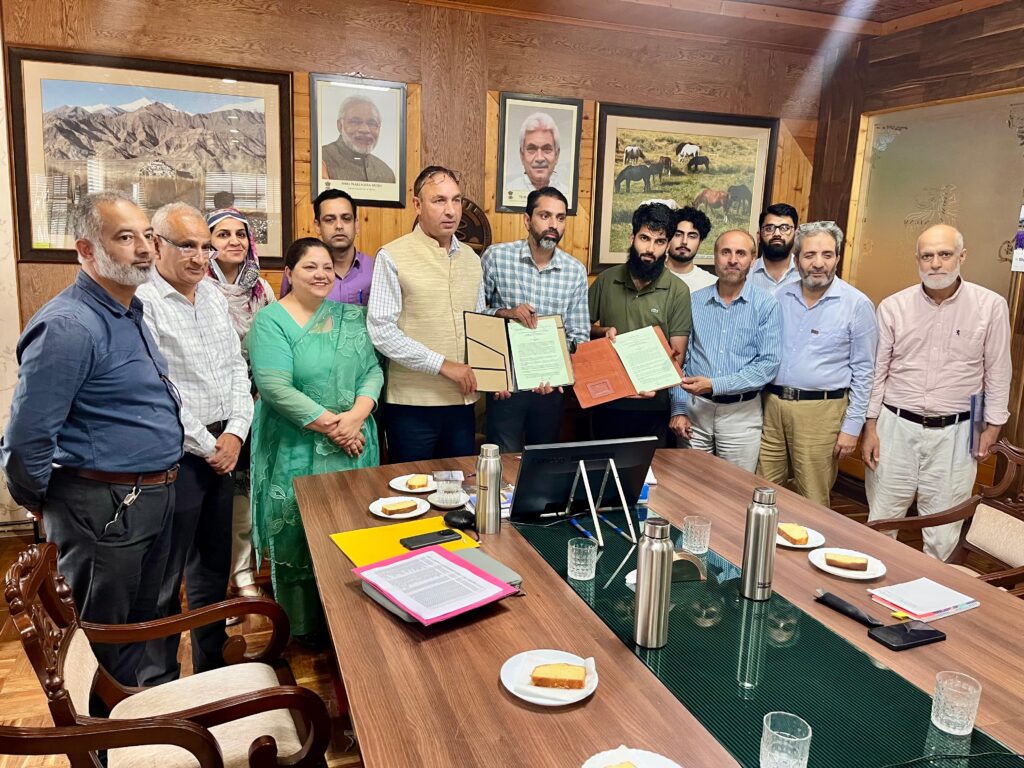 SKUAST-K signs MoA with Naqash Royal Arts to advance Handmade Pashmina Knitwear Innovation