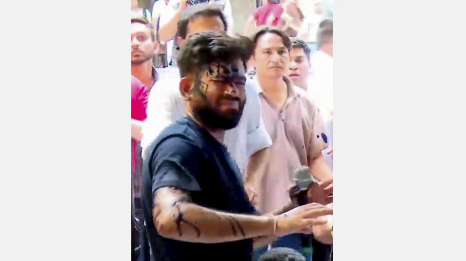 Woman hurls ink-like liquid at CJP founder Abhijeet Dipke at Jantar Mantar