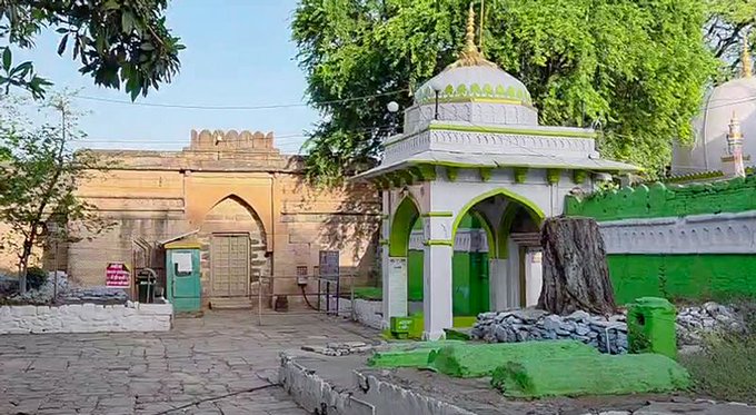 Supreme Court permits Muslims to offer Friday prayers on dargah land near Bhojshala complex at Dhar