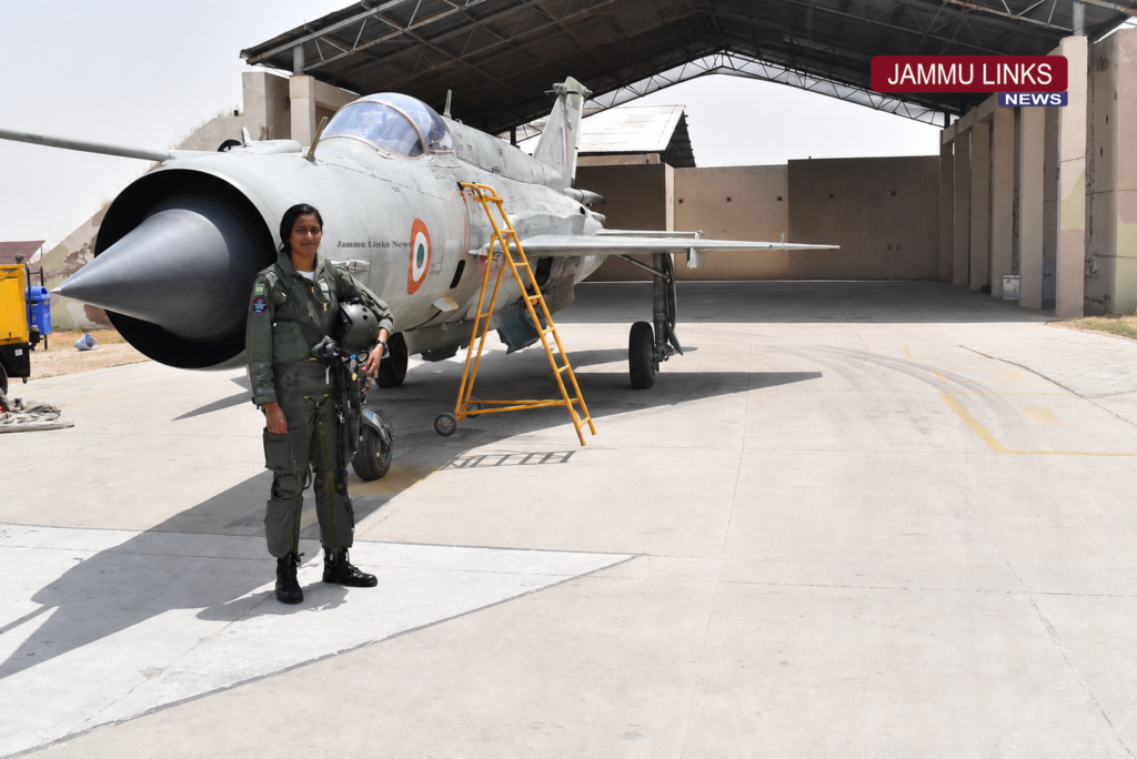Bhawana Kanth Becomes First Woman Fighter Pilot to Complete IAF’s FCL Course
