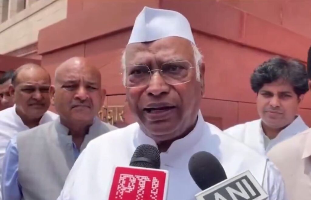 “‘Do you come here to sit in your room'”: Mallikarjun Kharge takes attack to Home Minister Amit Shah, Govt over Parliament washout