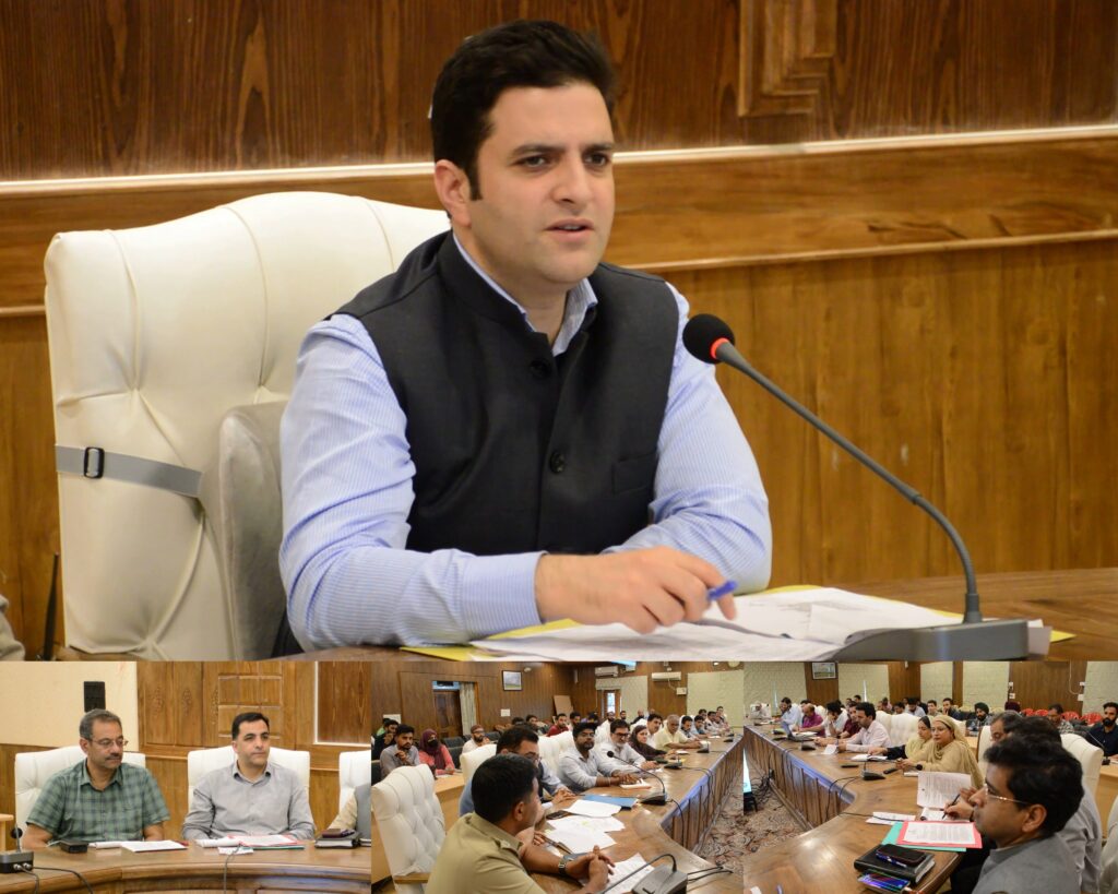 DC Budgam reviews progress of ongoing Har Ghar Tiranga Campaign