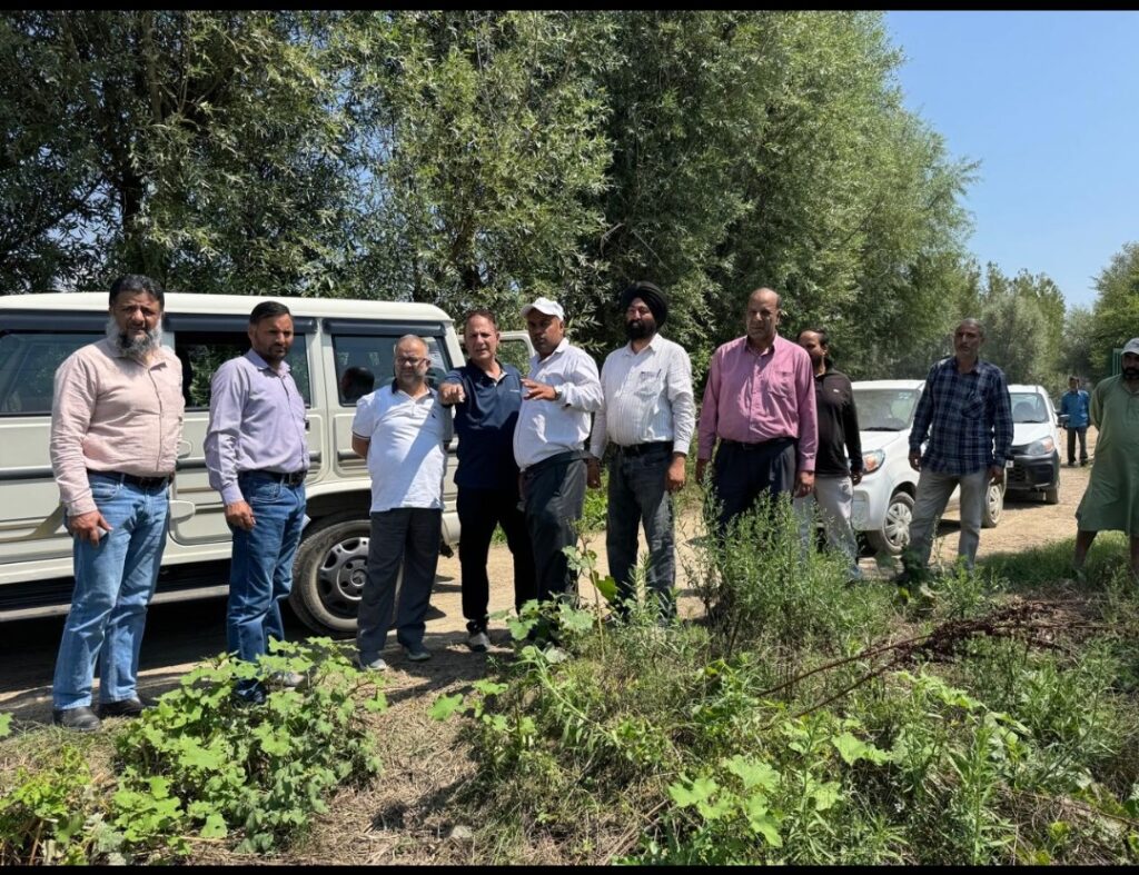 Director Agriculture Kashmir visits S.M Farm Padgampora
