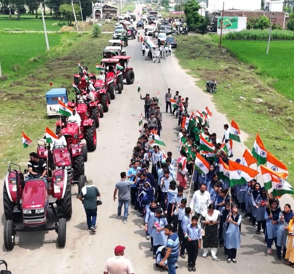 Farmers, BSF personnel participate in Suchetgarh Tiranga Rally
