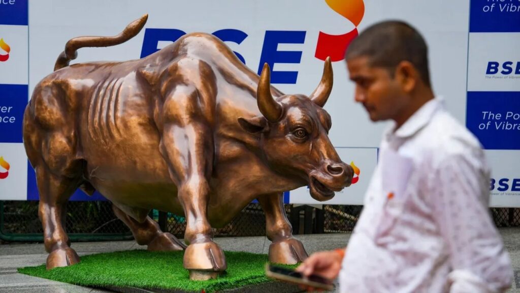 Stock markets decline in early trade amid rising crude oil prices