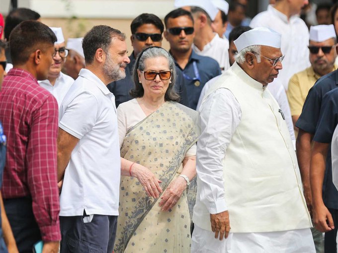Delhi Police probes complaint against Sonia Gandhi, Rahul Gandhi over Vande Mataram row
