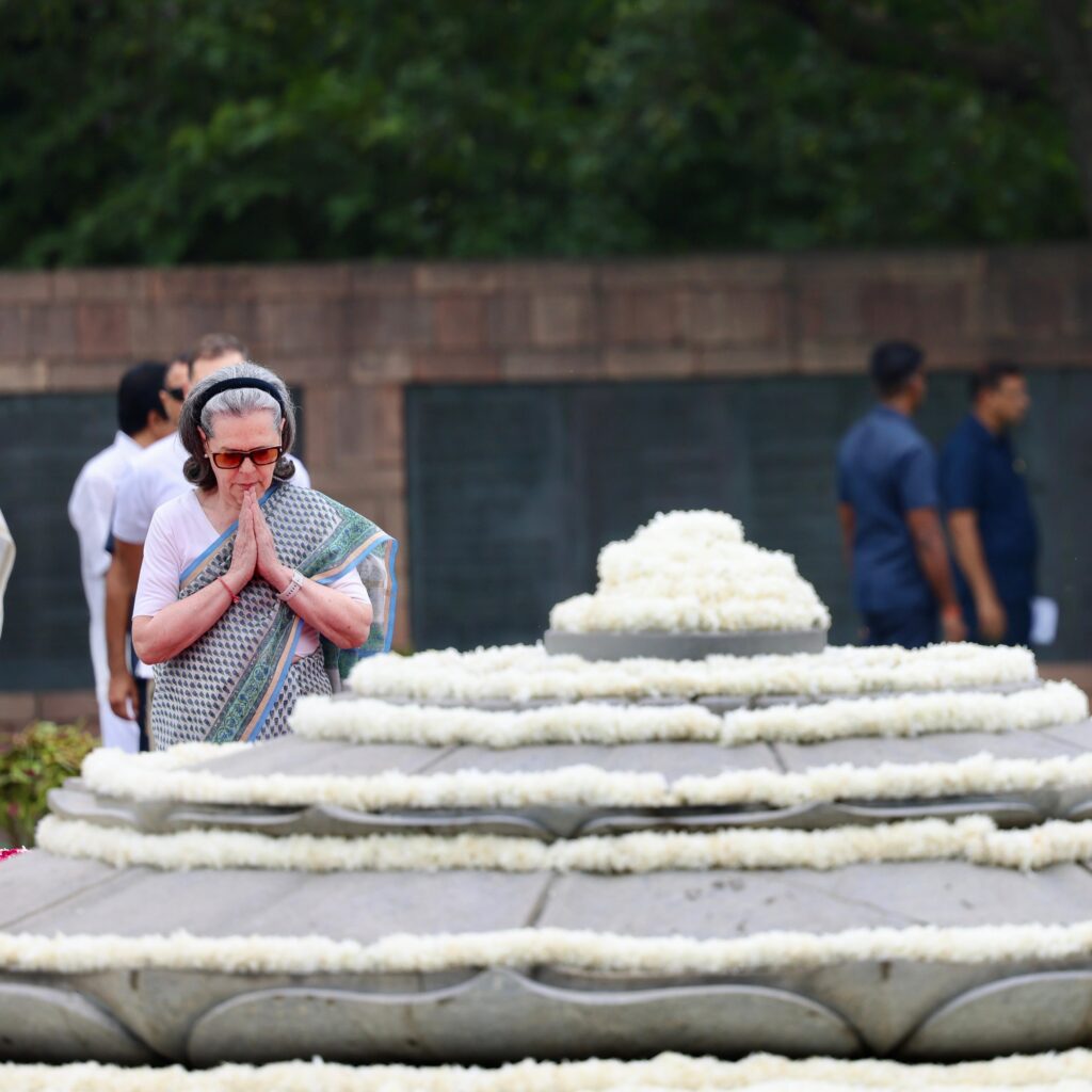 “Architect of modern India”: Congress leaders pay floral tribute to former Prime Minister Rajiv Gandhi on 82nd birth anniversary
