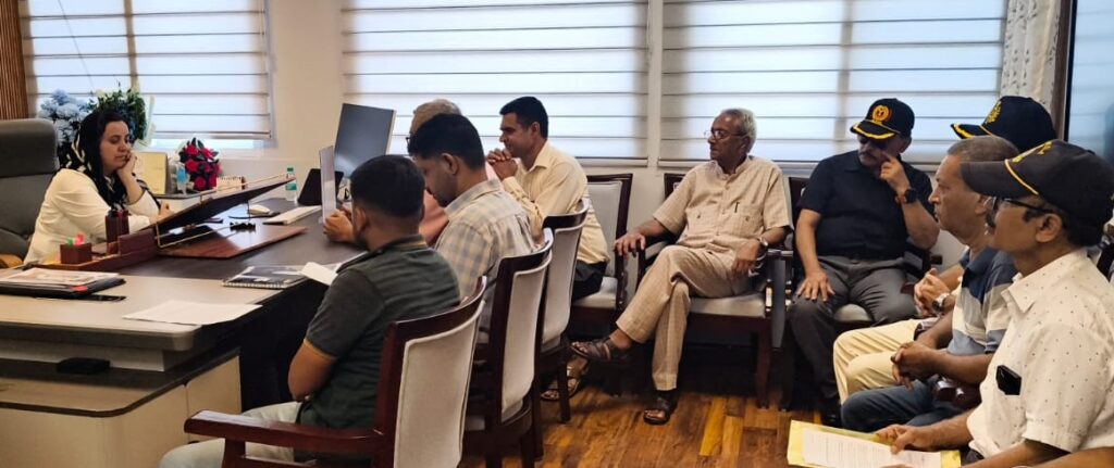 Sakeena Itoo meets scores of public delegations, individuals at Jammu