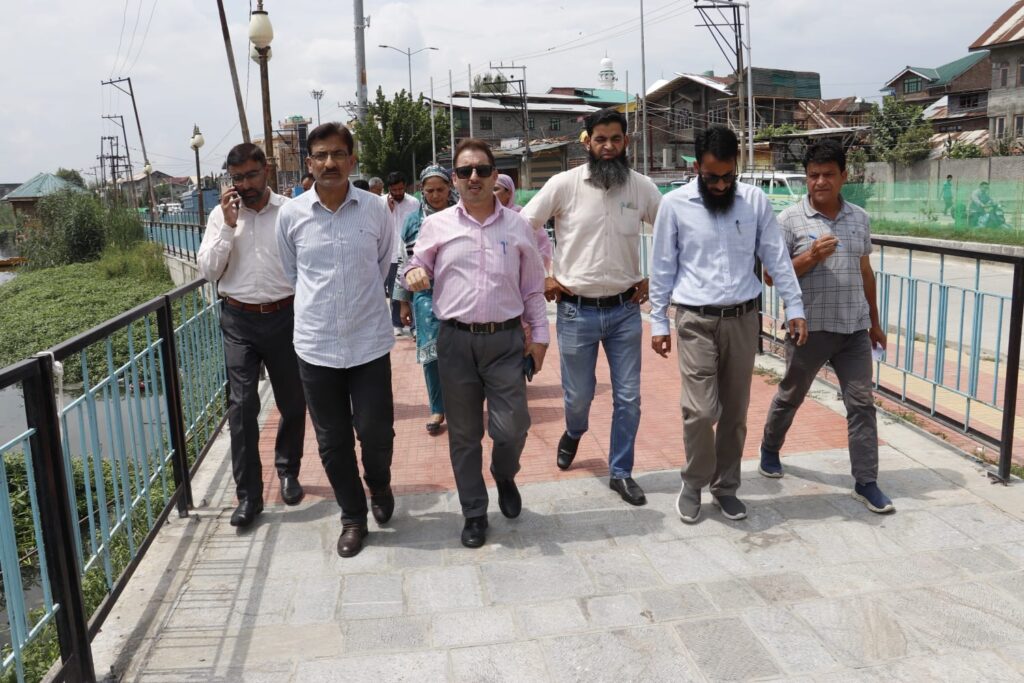 VC JKLCMA visits Brari Nambal, Khushalsar lakes to oversee progress of restoration works