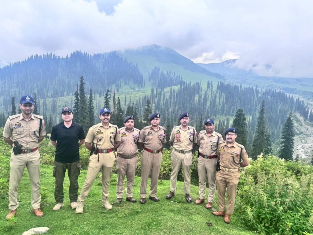 J&K DGP Nalin Prabhat Reviews Temporary Operating Bases Along Pir Panjal